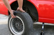 How to safely change a flat tyre