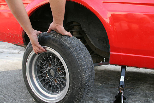 How to safely change a flat tyre