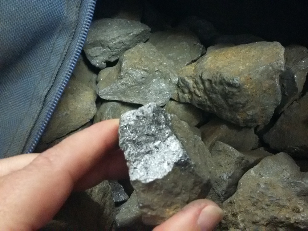 Police Bust Suspects At Road Block In Possession Of Unprocessed Platinum Worth R214 000 00 Road Safety Blog