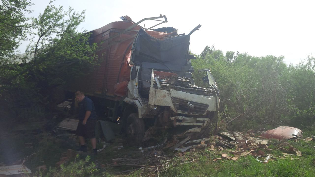 Farmer discovers trapped truck driver on the N1 approximately 20 kilometres outside of Bloemfontein