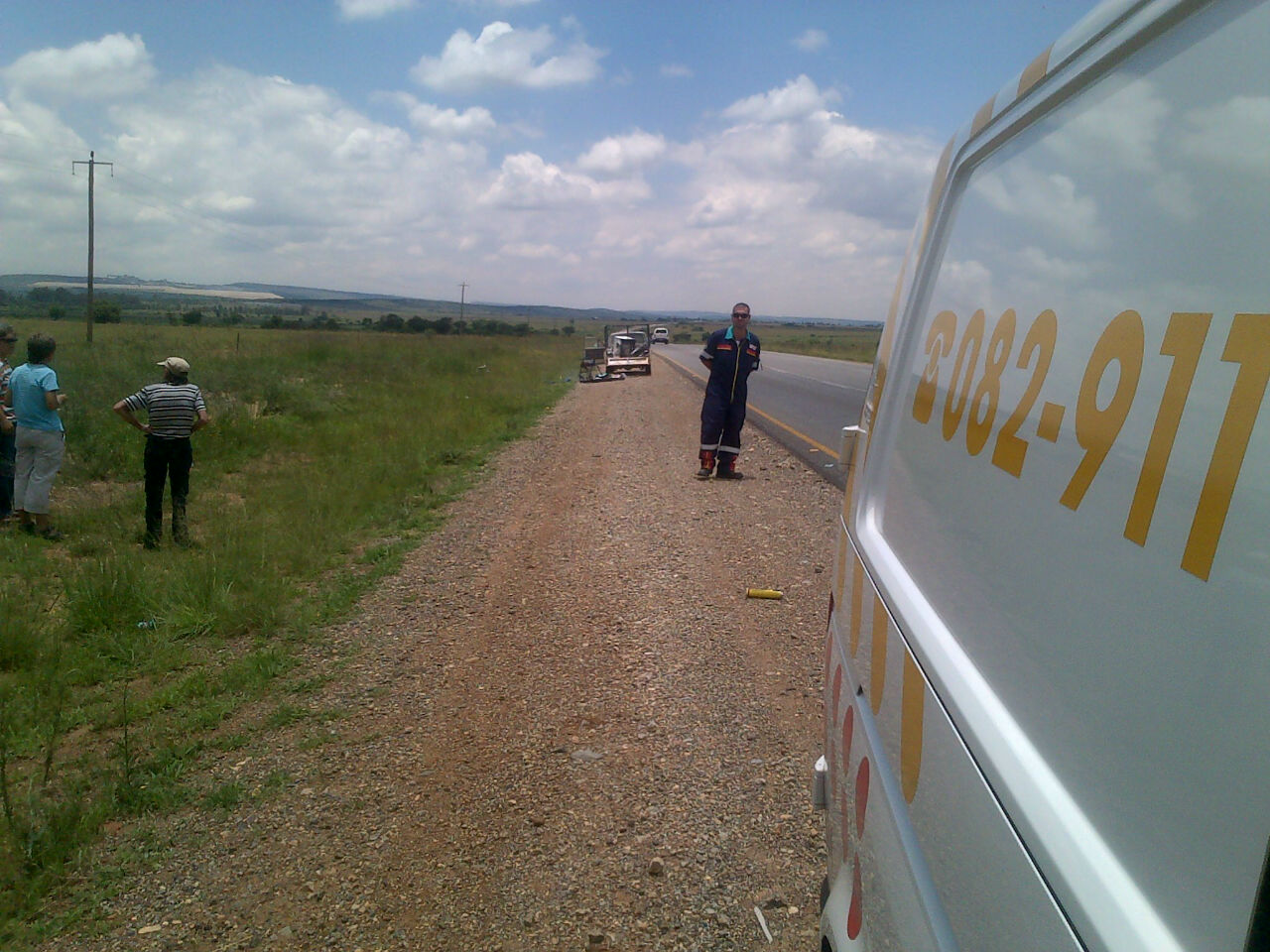 Paramedics stop driver having noticed that light delivery vehicle's load caught fire 