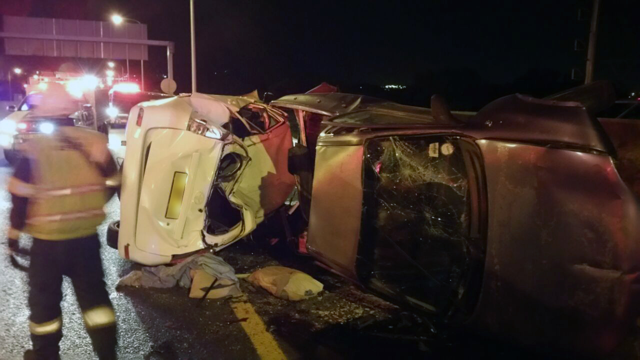 Three injured after a light delivery vehicle overturned on the N2 south 