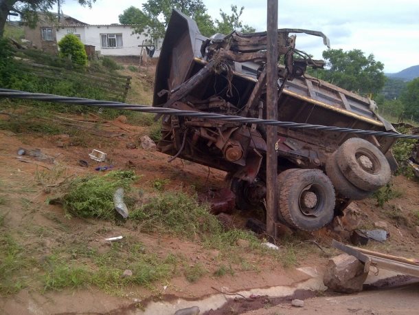 Earlier this morning paramedics responded to the Molweni area in Durban where a tipper truck carrying sand had crashed