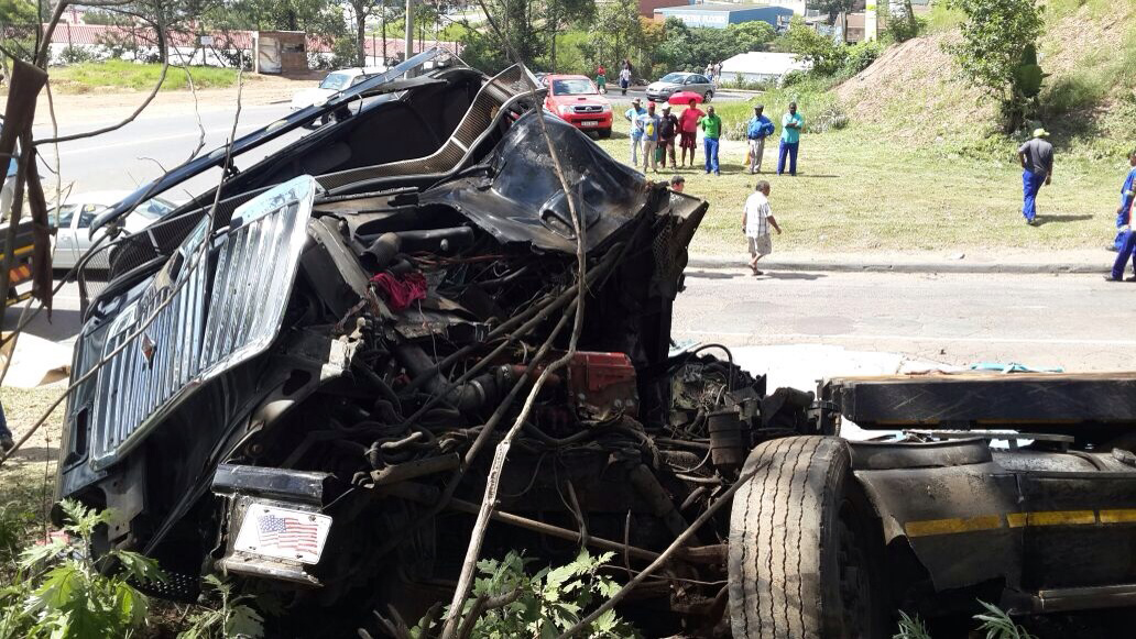 Three injured when truck collided in Pinetown