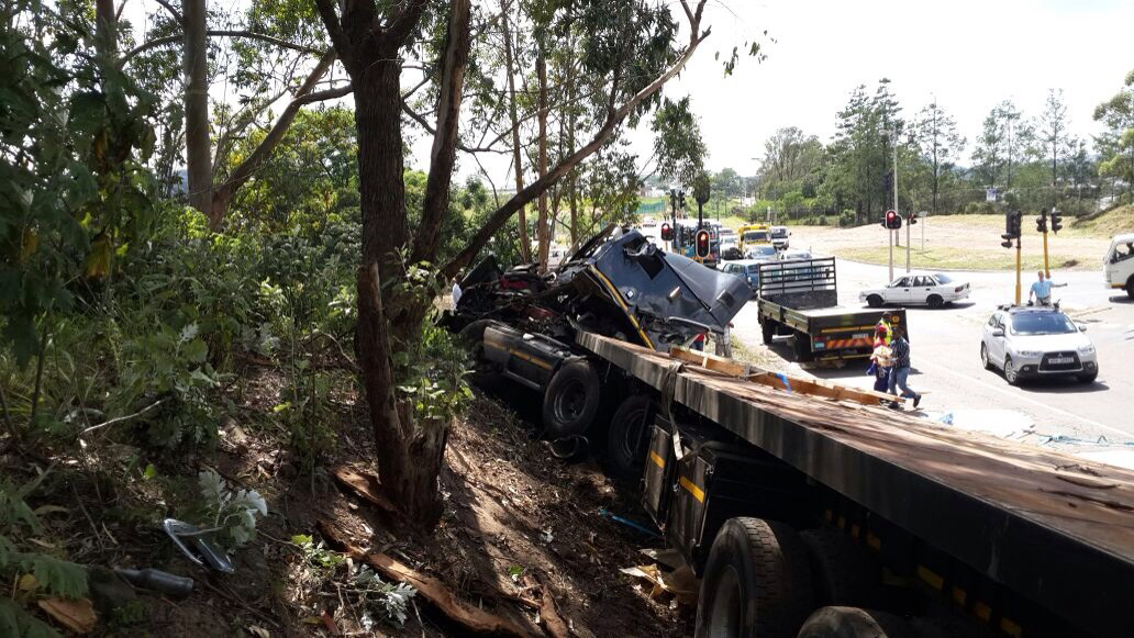 Three injured when truck collided2