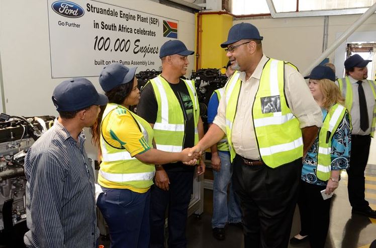 Teddy Taylor, US Consul General, meets some of the Ford Struandale Engine Plant’s engine assembly team. Locally produced Duratorq TDCi engines are shipped to Pretoria for the Ford Ranger which is exported to more than 150 markets. Engines are also exported to the Kansas City plant in the US for the Transit commercial vehicle.