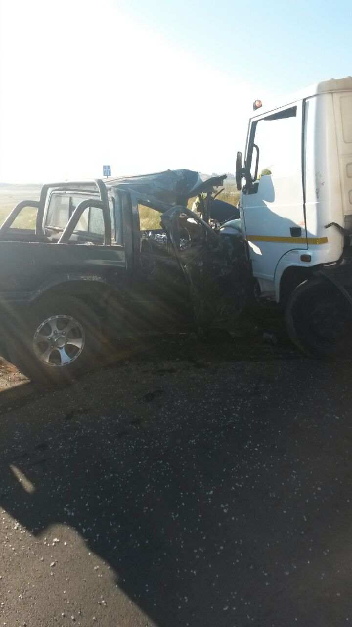 Truck collides with bakkie near Benoni leaving one dead