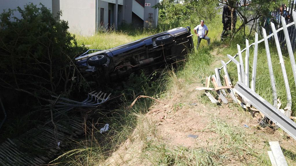 13 Injured as taxi crashes through palisade fence on Sunderland Road in Bellair