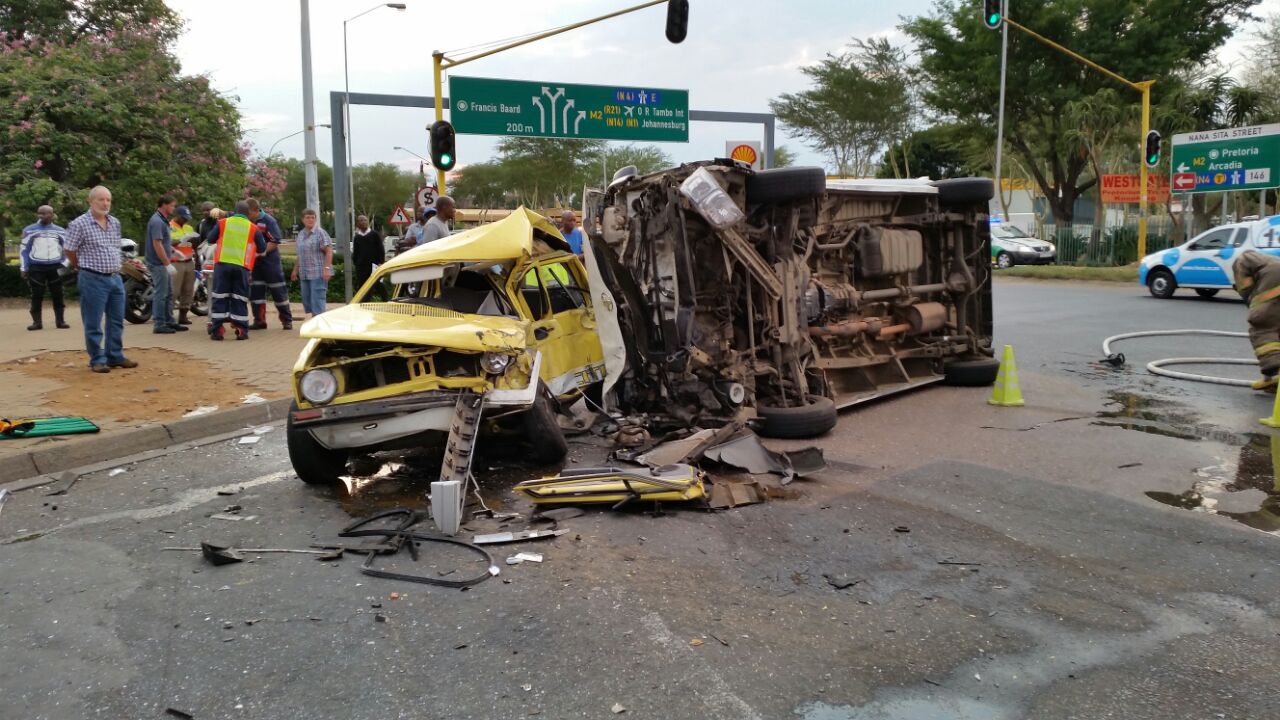 Pretoria crash leaves fourteen people injured