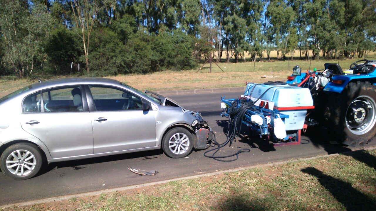 Man injured in tractor collision on Nelson Mandela Drive in Bloemfontein