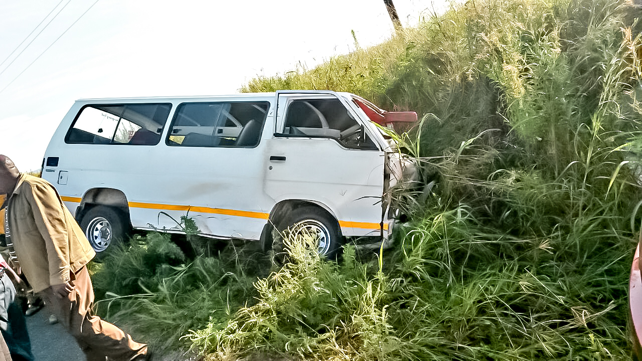 Gamalake taxi crash into embankment leaves 19 injured