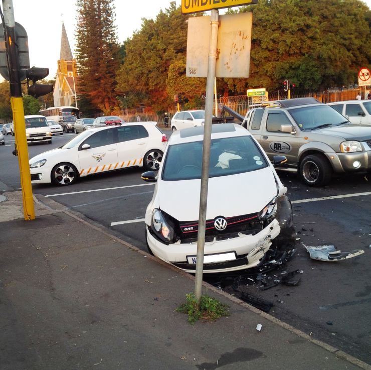1 Injured in early morning collision at intersection in Umbilo