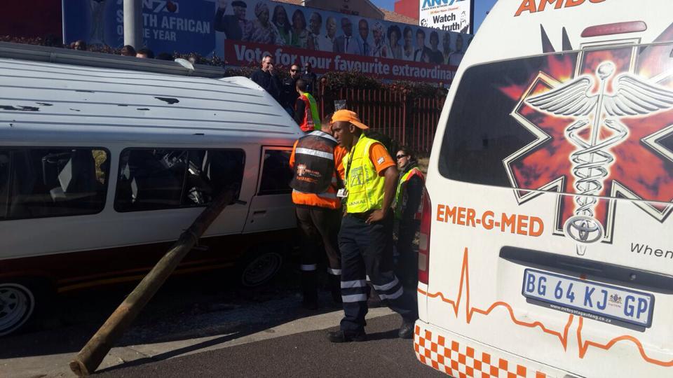 Taxi and two cars collide on the N1 south before Olifantsfontein