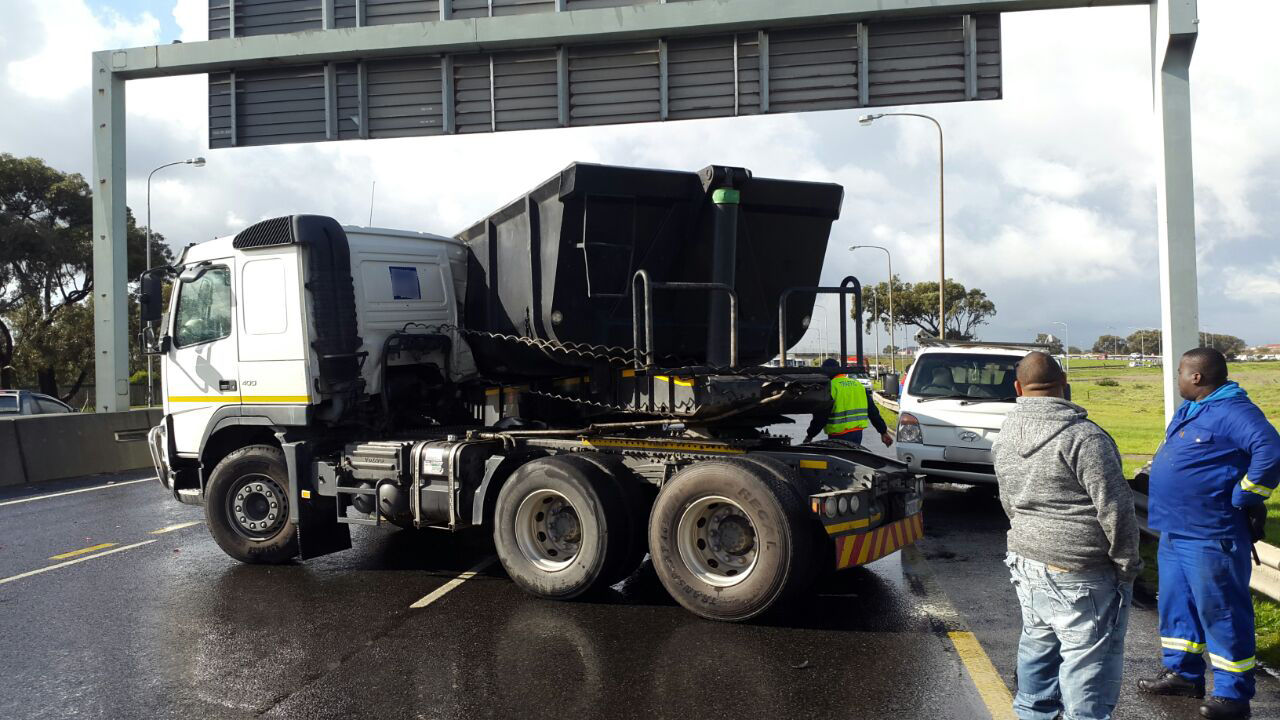 Three injured in truck collision, Western Cape