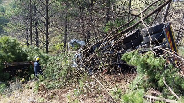 Truck overturns one dead 2