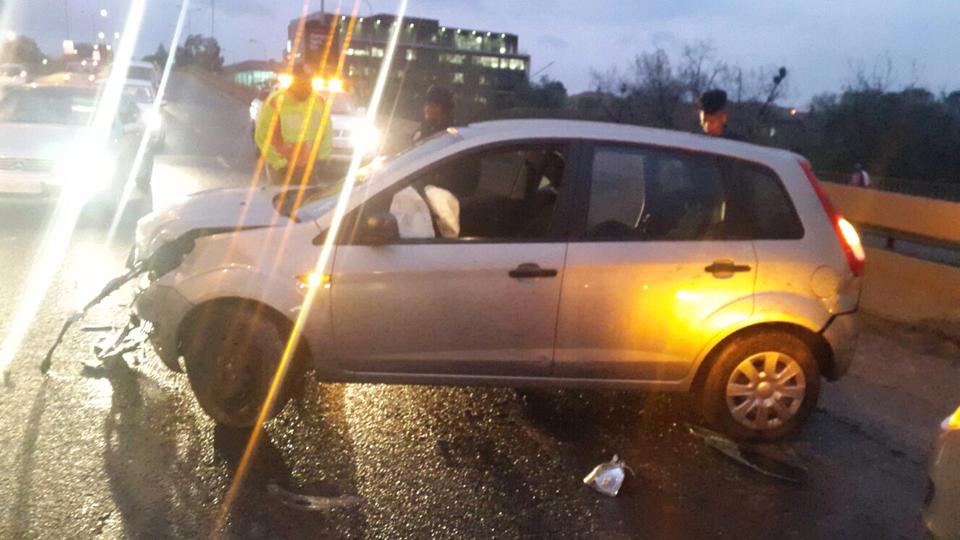 Driver injured in collision on Katherine Drive Bridge in Sandton
