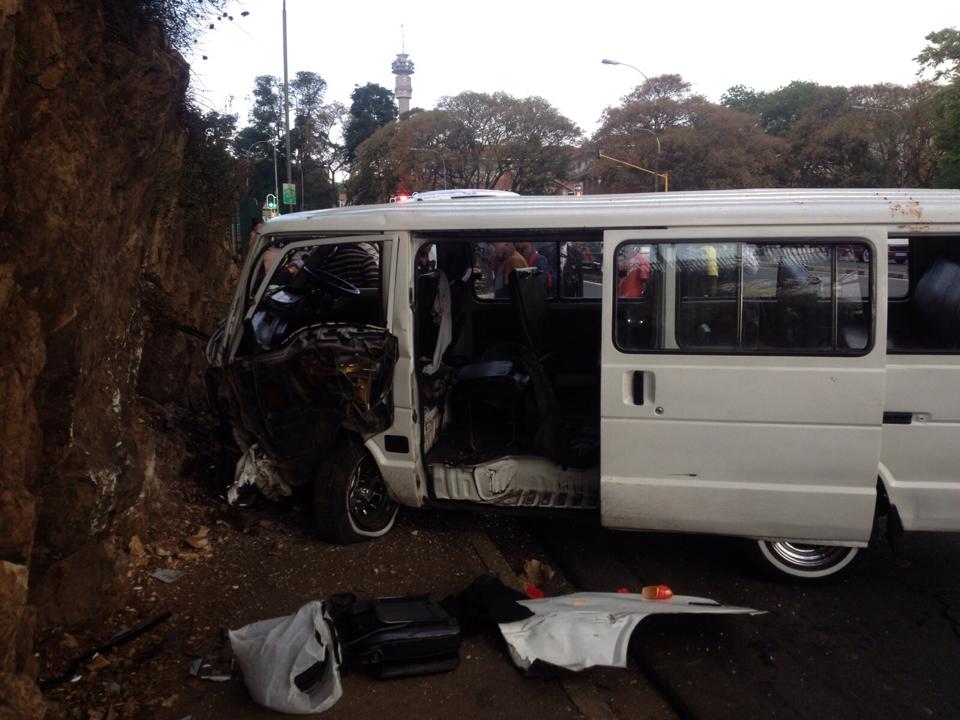 11 Injured as taxi crashes into wall in Parktown