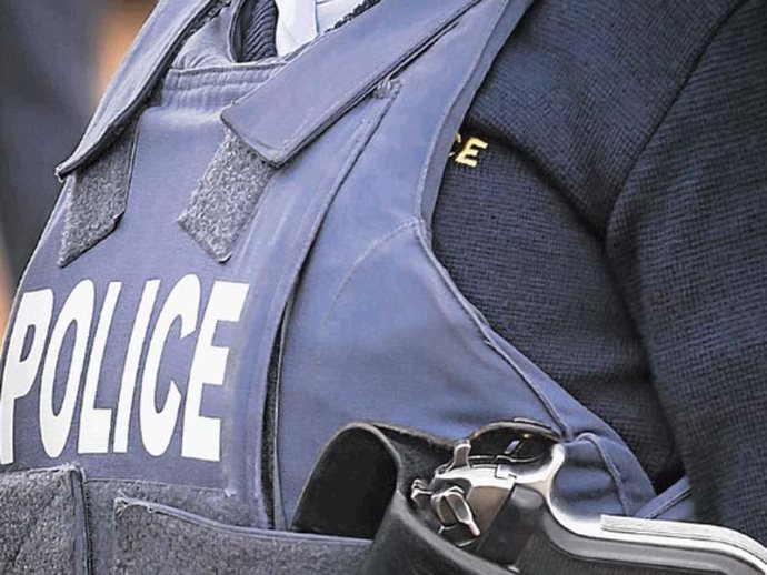 Six suspects arrested, two of them were wounded after robbery and police chase on M25 Freeway