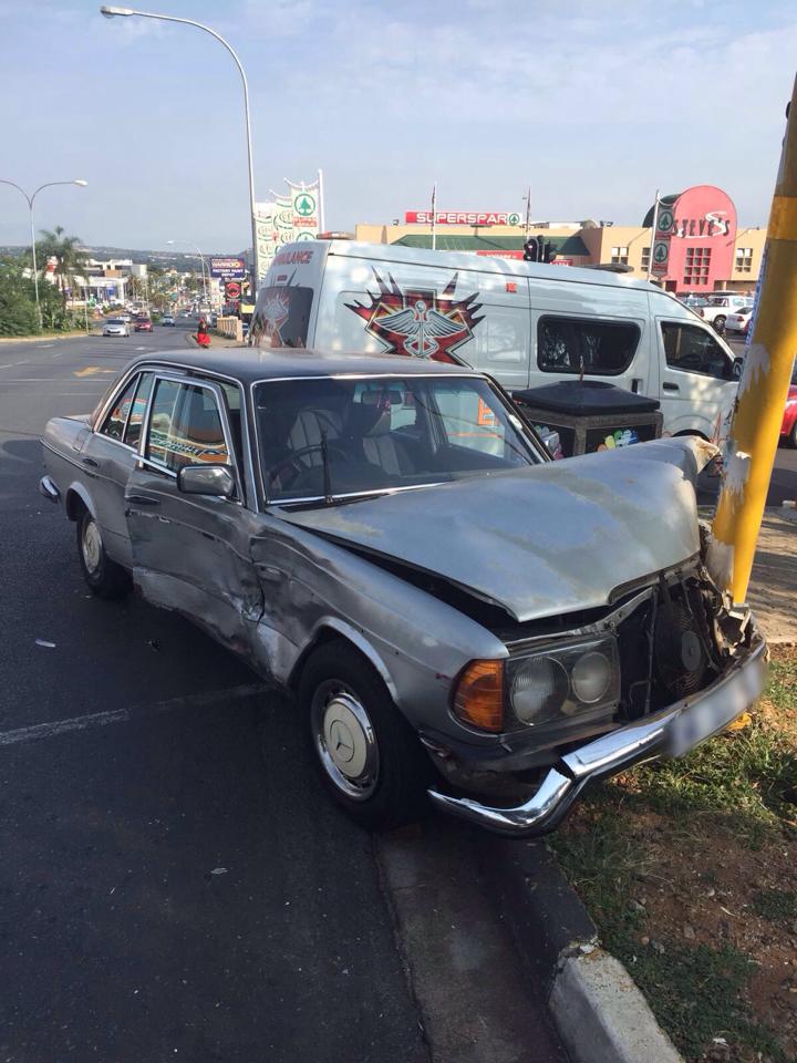 Collision at intersection in Cresta after bakkie allegedly skips traffic light