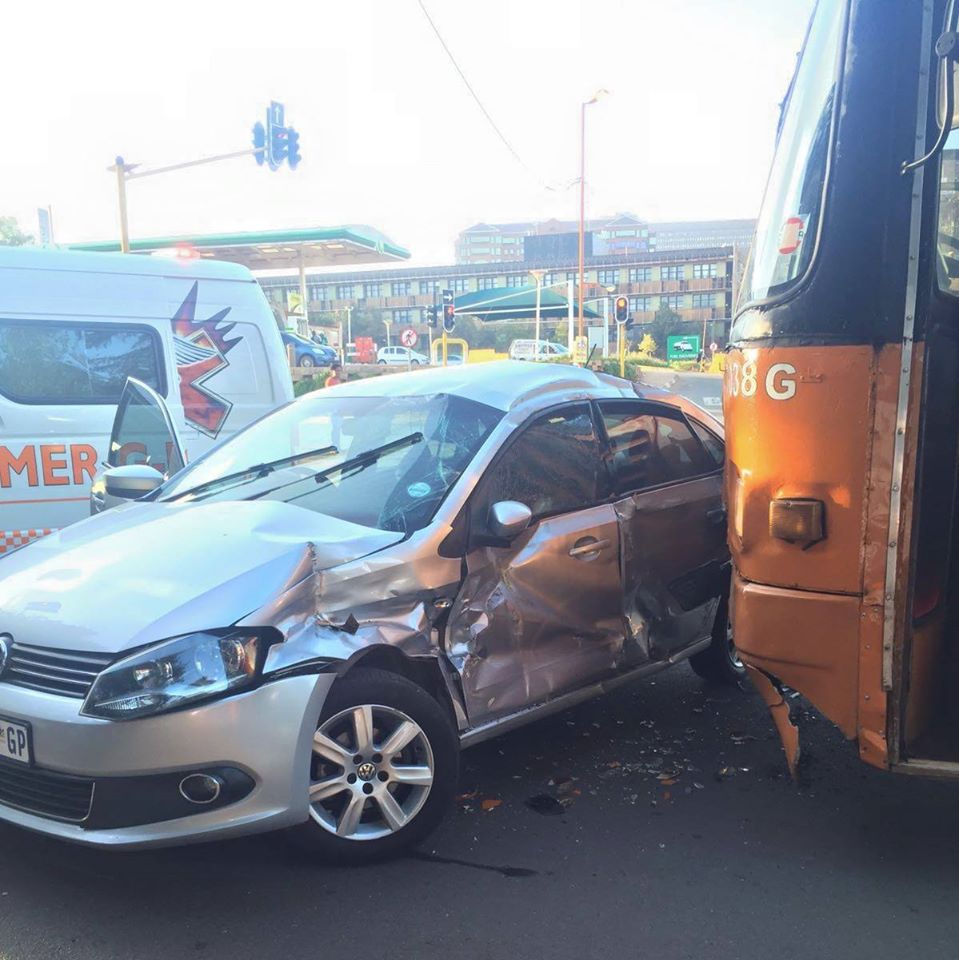 Two injured in crash after bus allegedly skipped a red traffic light in Parktown