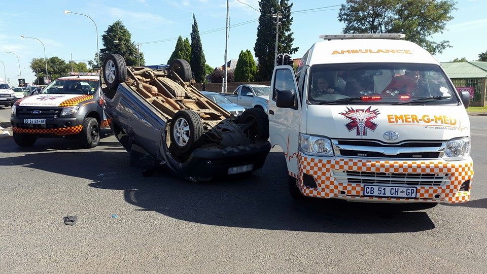 One injured after driver allegedly skipped red traffic light in Northcliff