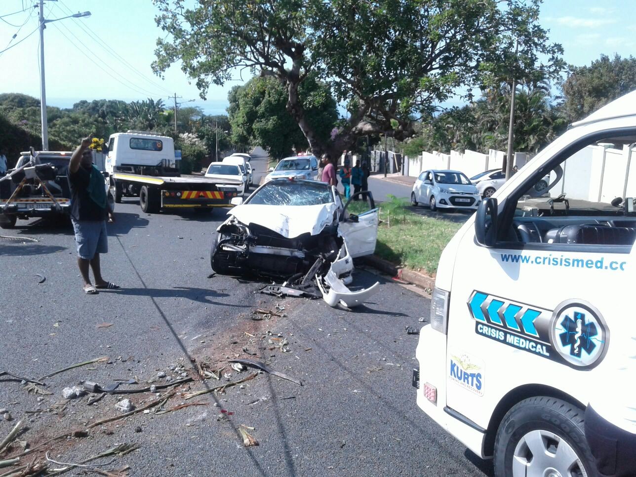 Three hurt in Durban North crash into street lamp at high speed