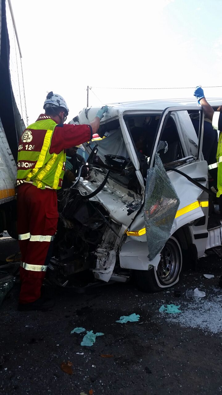 Taxi T-bones truck injuring 14, Hammersdale (1)