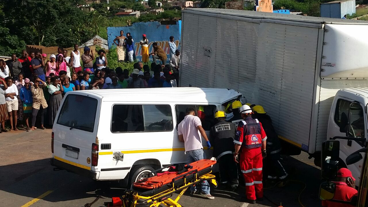 Taxi T-bones truck injuring 14, Hammersdale
