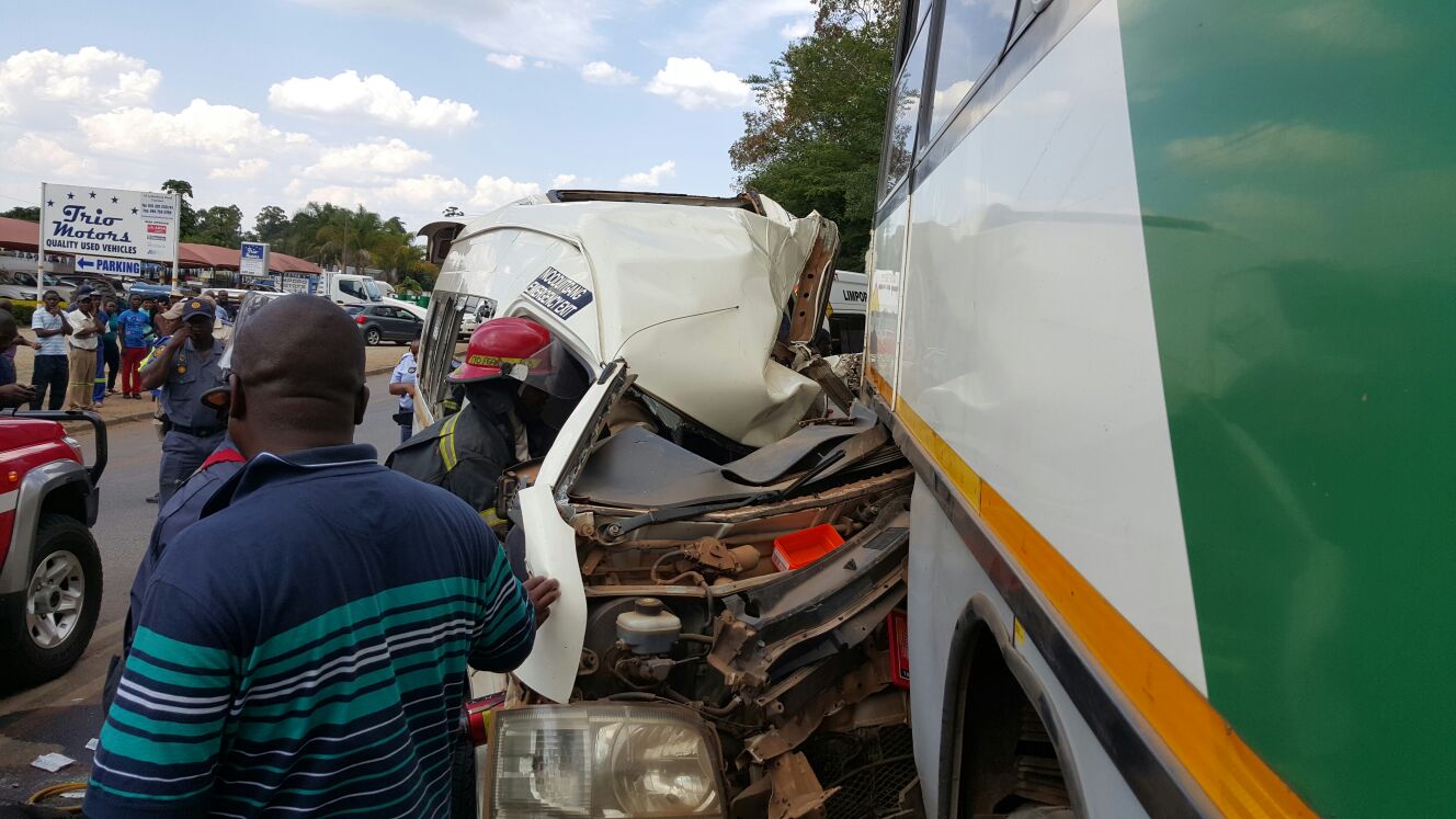 Taxi rear-ends bus injuring 16, Tzaneen