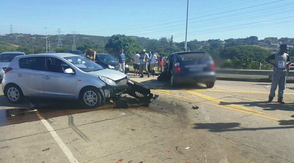 8 Injured in 3 car pile up in intersection in Durban