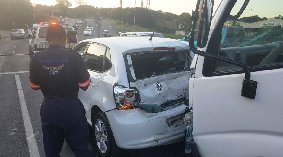 3 injured in crash, Mobeni