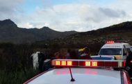 Vehicle overturns on Ou Kaapse Weg leaving eight injured