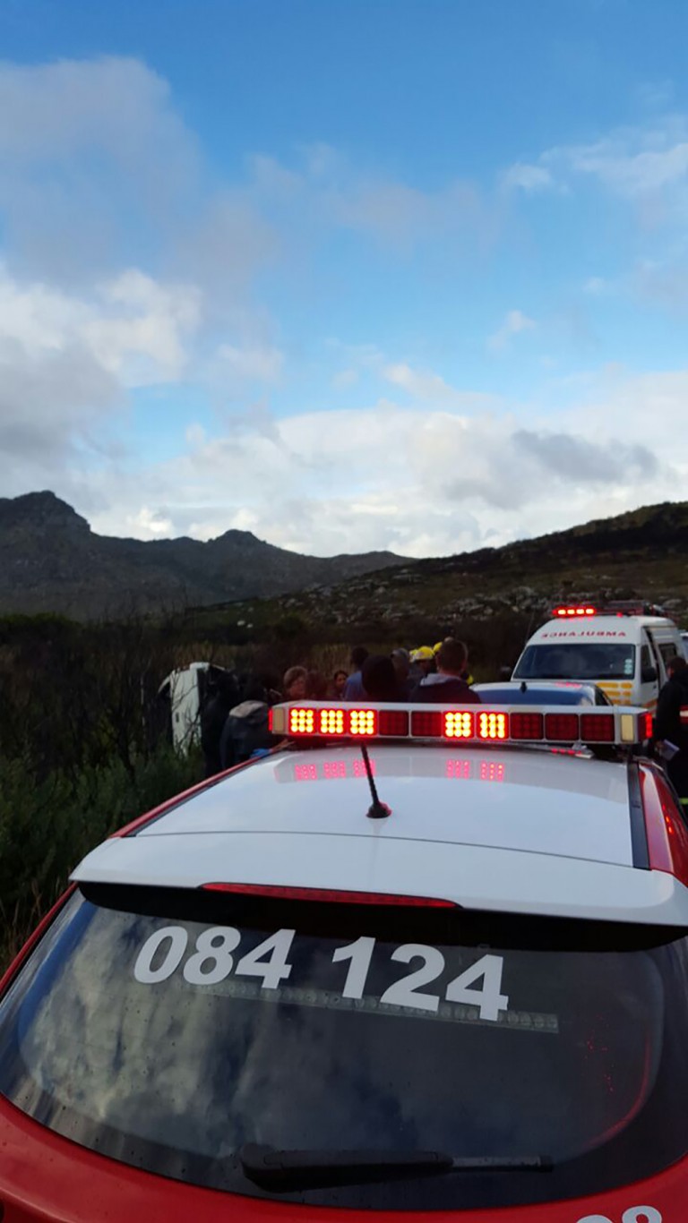 Vehicle overturns on Ou Kaapse Weg leaving eight injured