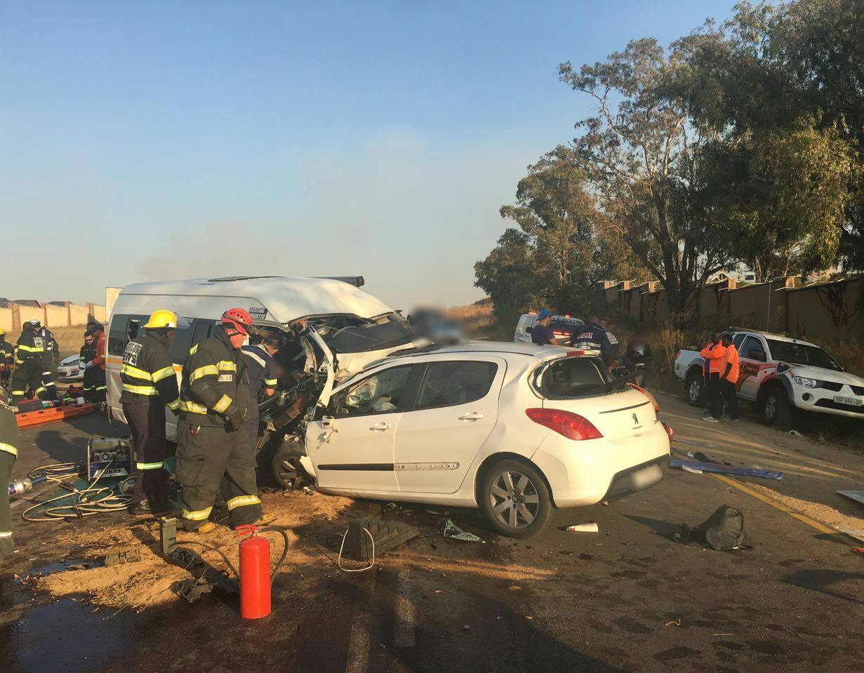 Two taxis and car collided on R55 between Maxwell Drive and Shakespeare Road, Waterfall