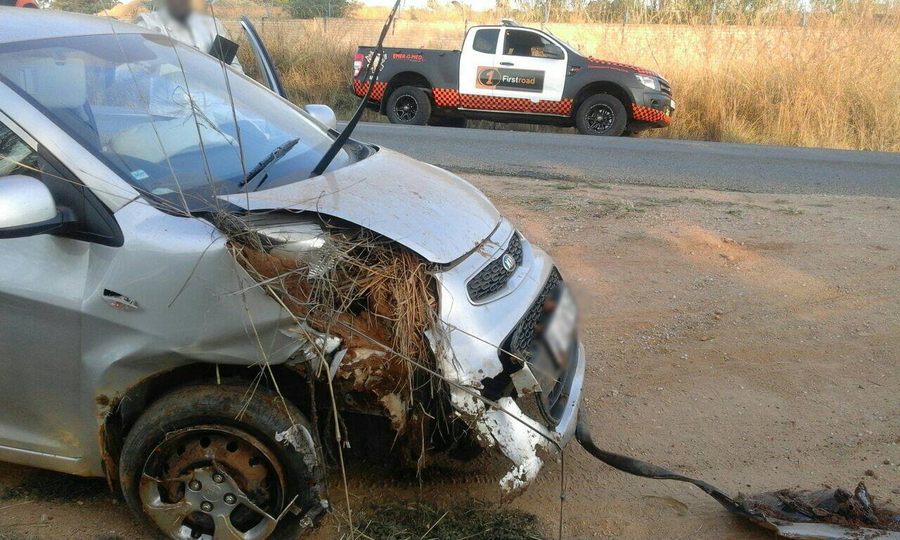 Car crashed into ditch at Muldersdrift when trying to evade crash into another vehicle