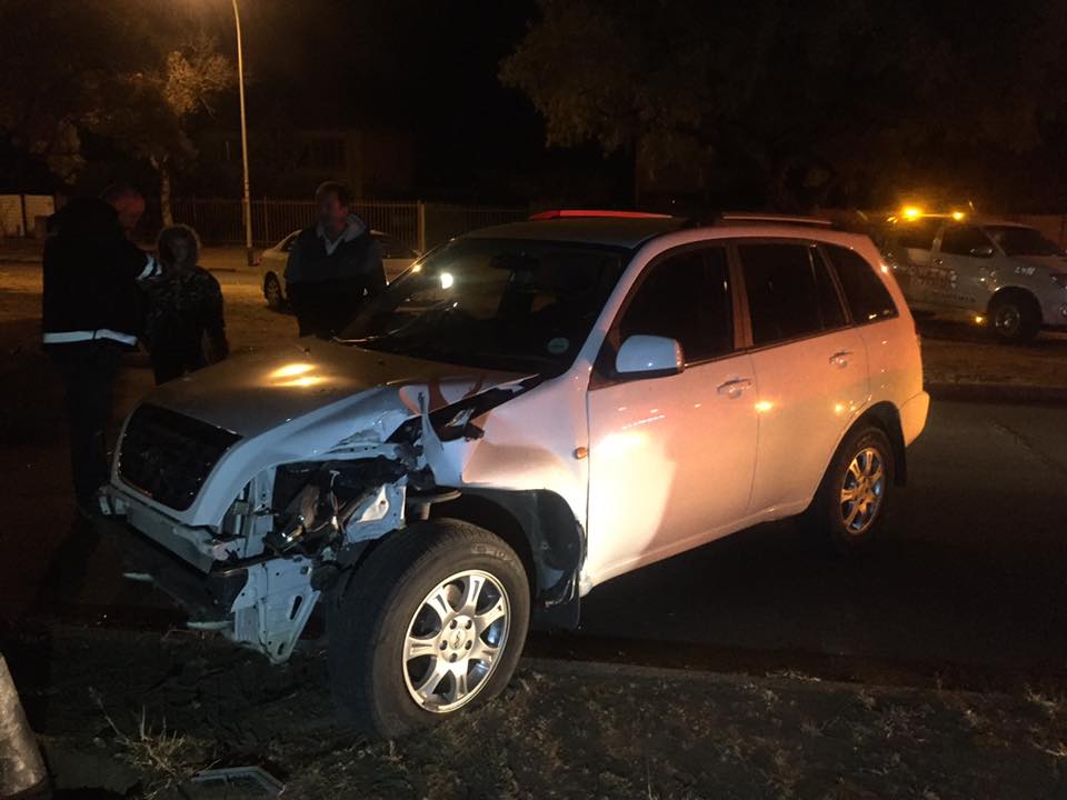 Driver escapes without injury after colliding with lamp post in Bloemfontein