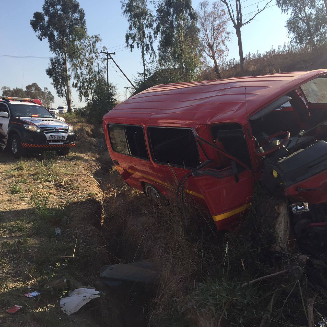 14 Injured as taxi crashes into tree on Old Pretoria Main Road, Midrand.
