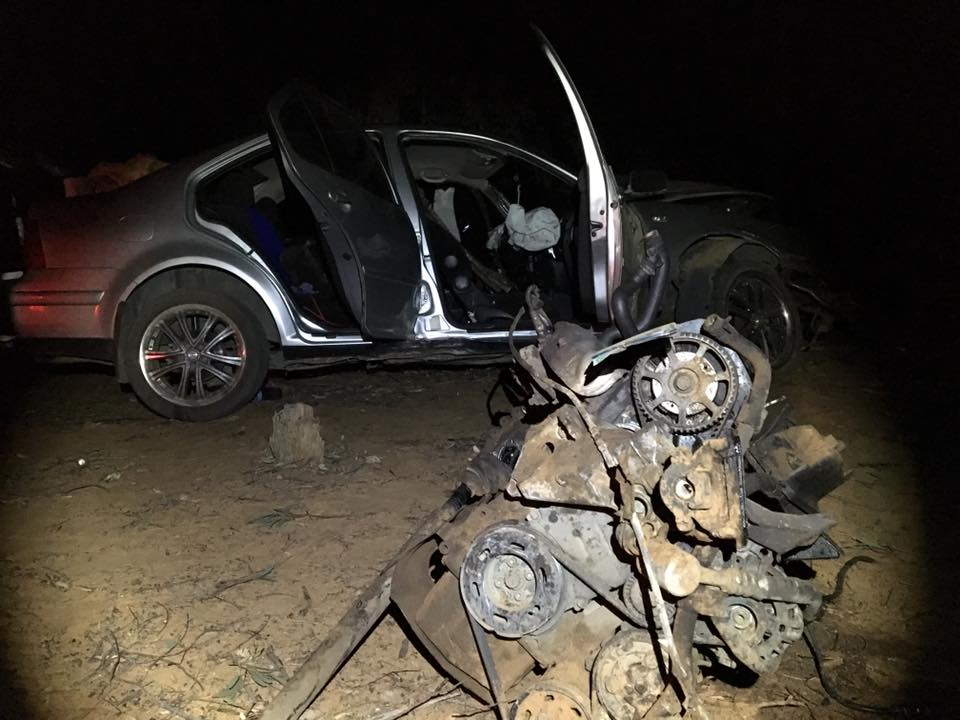 Three injured as vehicle is crashed into tree on N8 outside of Bloemfontein