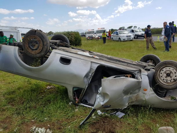 Three injured after bakkie rolled in Macassar