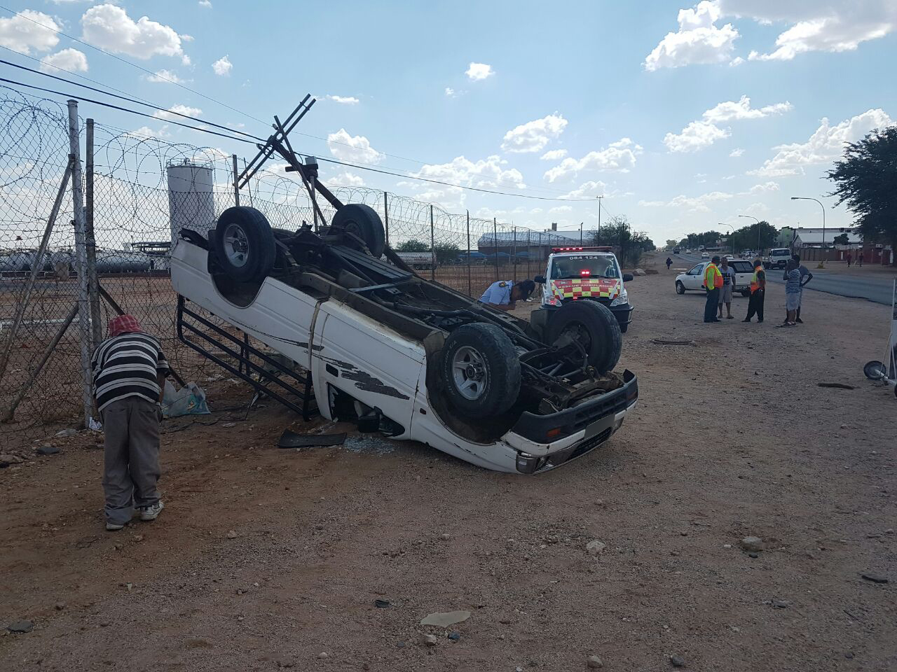 Bakkie overturns leaving three injured, Upington