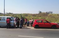 Taxi crashes into stationary vehicle: R102 Verulam