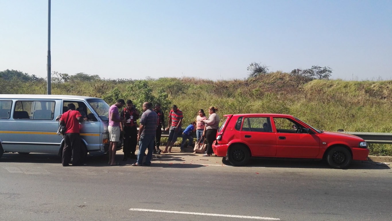 Taxi crashes into stationary vehicle: R102 Verulam