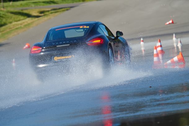 Driving in the wet? Watch out for aquaplaning!