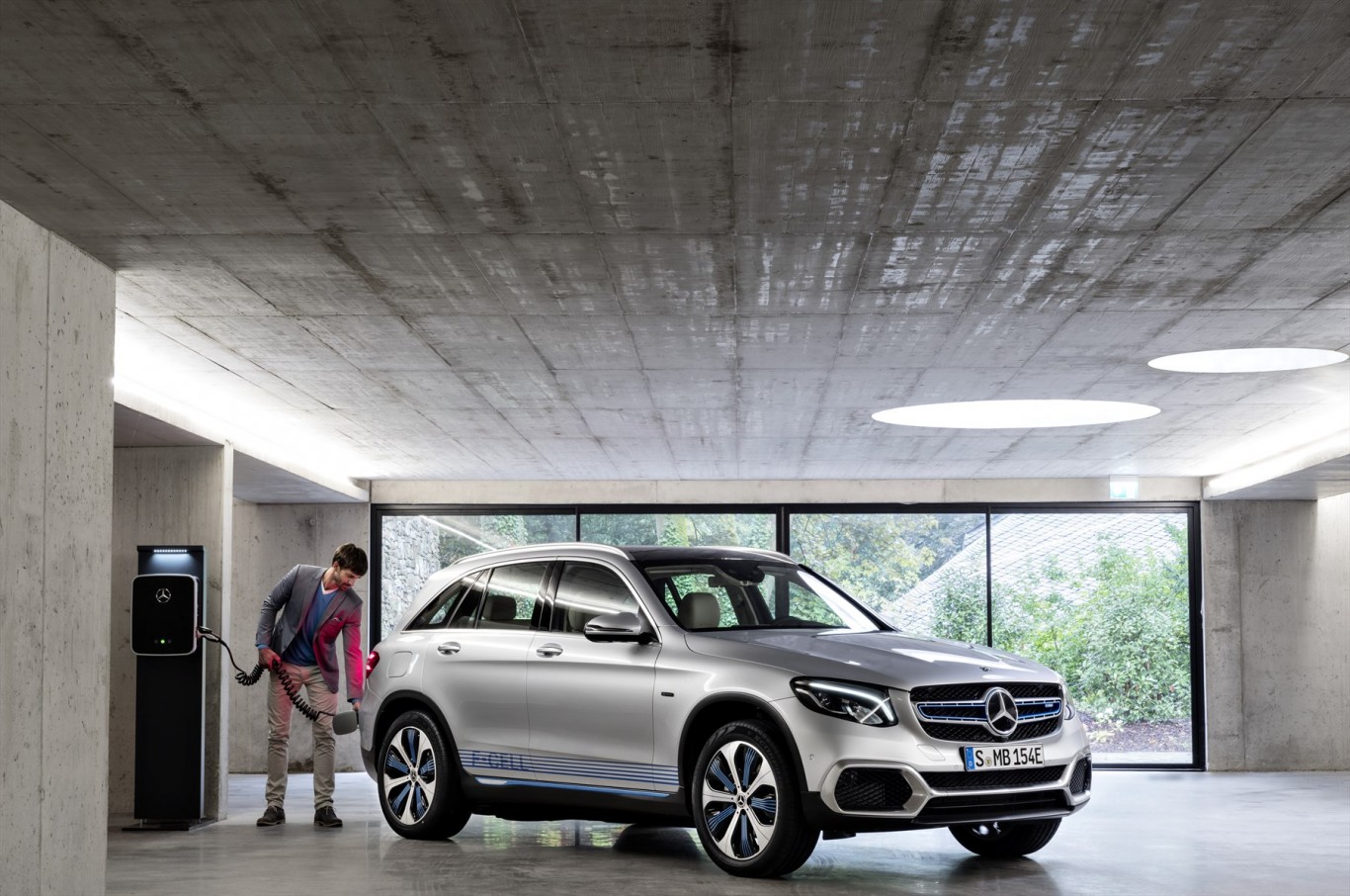 GLC F-CELL goes into preproduction: world's first electric vehicle with fuel-cell/battery powertrain