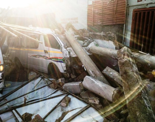 17 injured as two minibus taxi's collide and crash into a Johannesburg building