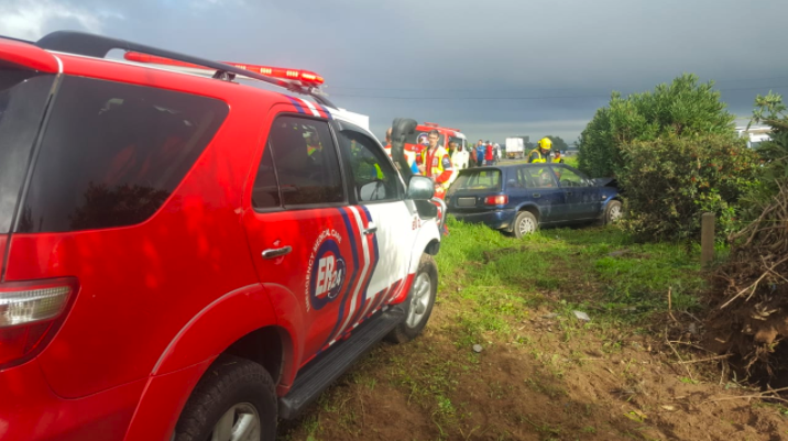 Car crashes into tree leaving one dead, four injured off the N1 in Joostenbergvlakte in the Western Cape