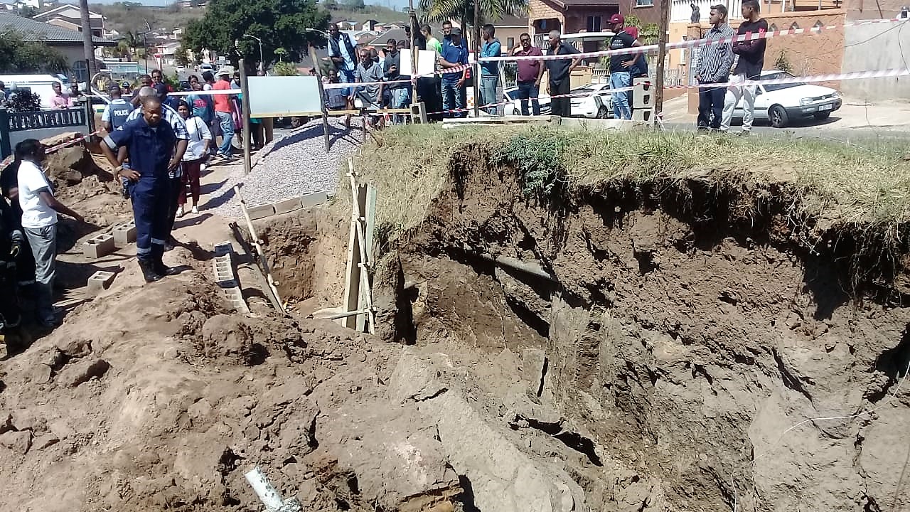 Man killed after bank collapsed in Chatsworth