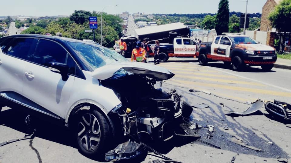 Minor injuries reported after collision at intersection in Edenvale