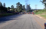 Protestors are blocking the R36 between Politsi and Duiwelskloof