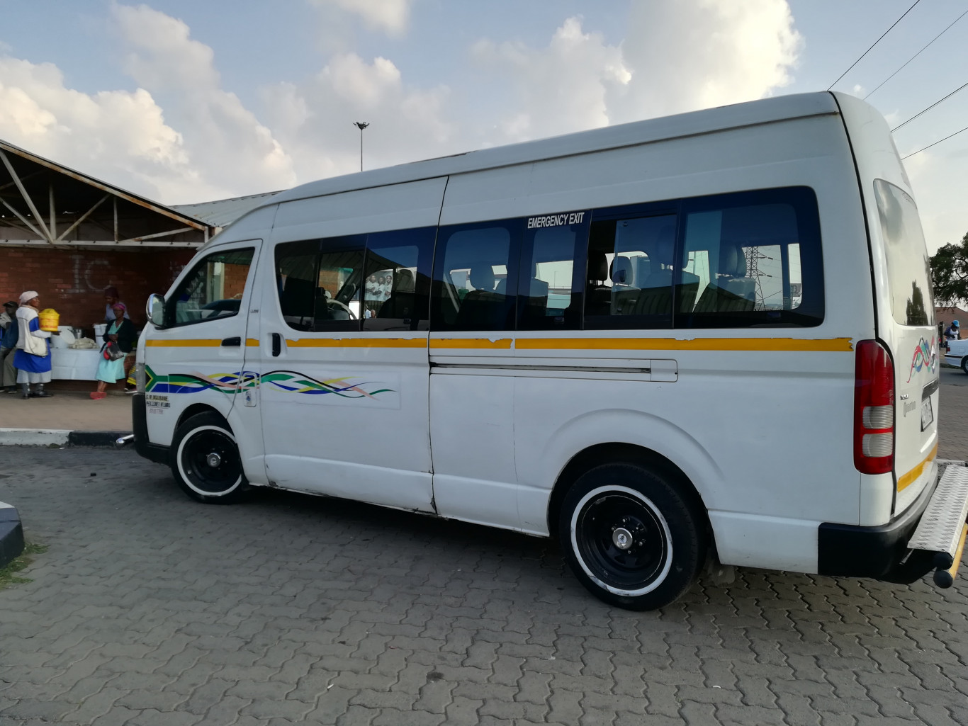 6 Taxi drivers arrested for hindering and obstructing infrastructure in front of the Gallows Hill Traffic Department